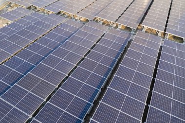 Çatıdaki güneş enerjisi paneli