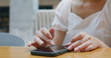 Akıllı telefon kullanan kadın