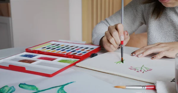 Mujer Dibujar Cuaderno Casa — Foto de Stock