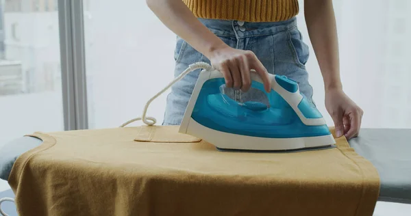 Mujer Plancha Mano Ropa Con Plancha Bordo — Foto de Stock