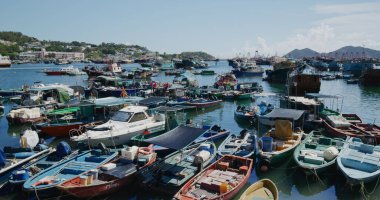 Cheung Chau, Hong Kong - 27 Mayıs 2021: Denizdeki balıkçı teknesi