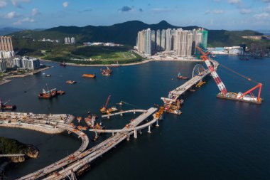 Tseung Kwan O, Hong Kong - 07 Ağustos 2021: İHA yapım aşamasındaki köprünün üzerinde uçuyor