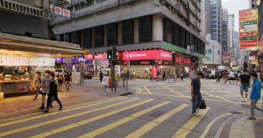 Mong Kok, Hong Kong - 30 Ocak 2021: Sokakta yürümek