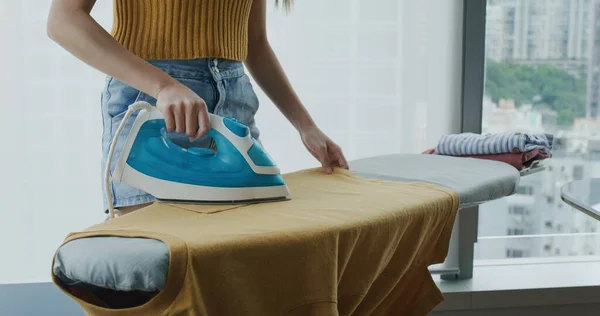 Mujer Ropa Hierro Con Plancha Sobre Tabla Planchar — Foto de Stock