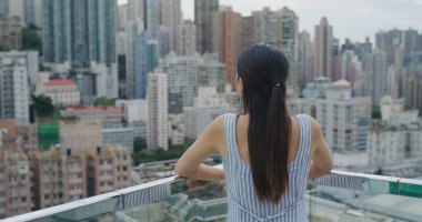 Kadının arkadan görünüşü Şehre bak