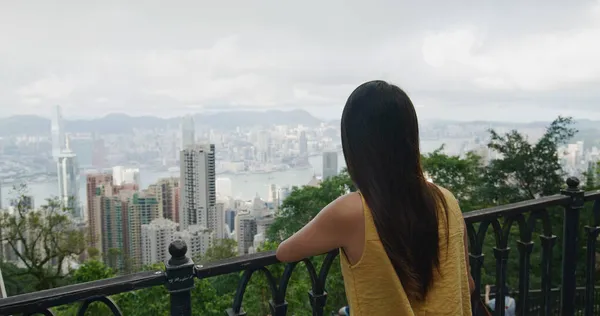 Γυναίκα Απολαμβάνουν Χονγκ Κονγκ Θέα Στην Πόλη Στην Κορυφή — Φωτογραφία Αρχείου