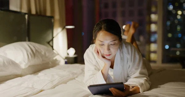 Wanita Melihat Komputer Tablet Tempat Tidur Malam Hari — Stok Foto