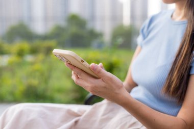 Parkta kadın telefonu kullanımı