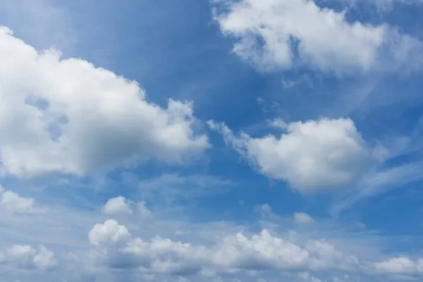 蓝天上的白云 — 图库照片