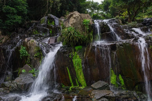 Kaskadenwasserfall Tropischen Wald — Stockfoto