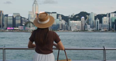 Kadınlar, Hong Kong 'un gece manzarasının keyfini çıkarın.