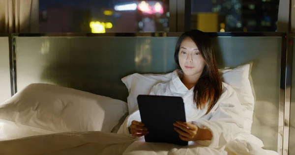 Wanita Menggunakan Komputer Tablet Dan Berbaring Tempat Tidur Malam Hari — Stok Foto