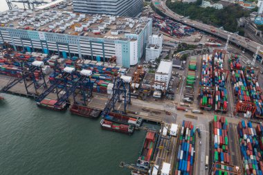 Kwai Chung, Hong Kong - 16 Haziran 2021: Hong Kong konteynır limanında İHA uçuşu