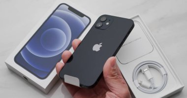 Hong Kong - 11 Ocak 2021: İphone 12 'yi aç