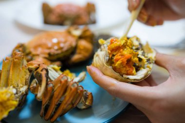 Evde Çin kıllı yengeci ye.