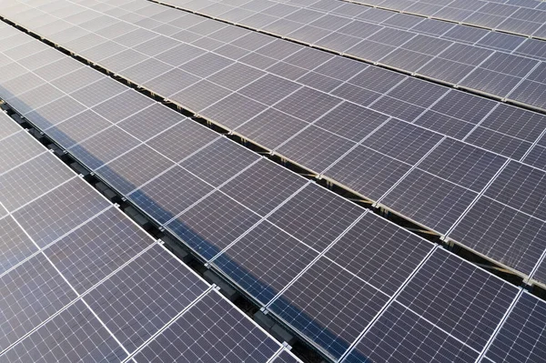屋根の上の太陽電池パネル — ストック写真
