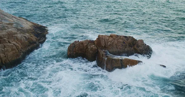 Salpicos Ondas Mar Sobre Rocha Ilha — Fotografia de Stock