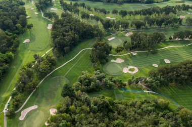 Yeşillik golf sahasının yukarıdan görünüşü