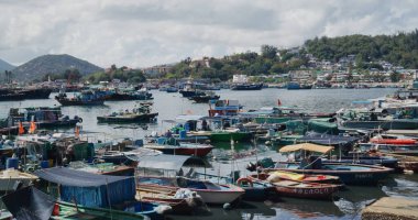 Cheung Chau, Hong Kong - 27 Mayıs 2021: Denizdeki balıkçı teknesi