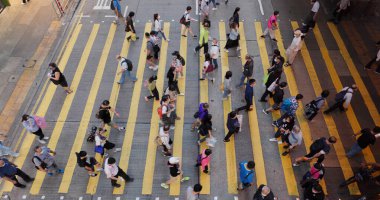 Mong Kok, Hong Kong - 05 Kasım 2021: Karşıdan karşıya geçen insanların yukarıdan aşağı görüntüsü