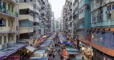 Mong Kok, Hong Kong - 05 Kasım 2021: Akşam Fa Yuen Caddesi