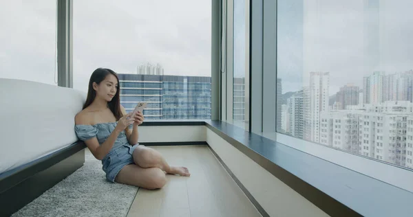 Жінка Використовує Мобільний Телефон Сидить Біля Ліжка — стокове фото
