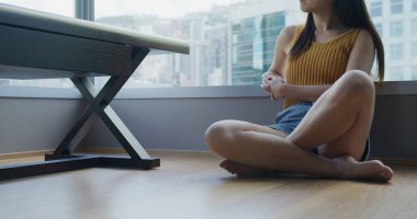 Kadın yere otur ve pencereden dışarı bak.