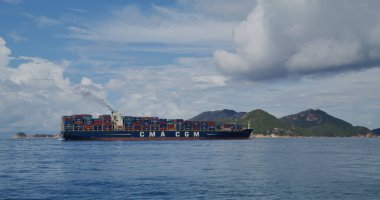 Hong Kong - 01 Haziran 2021: Denizdeki kargo gemisi