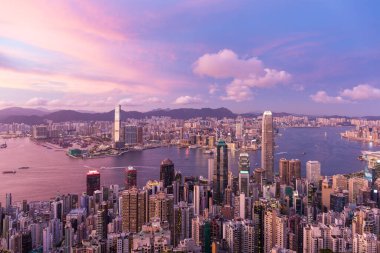Victoria Peak, Hong Kong - 15 Temmuz 2021: Gün batımında Hong Kong