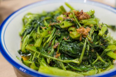 Lokantada sarımsaklı yemekler ile kızarmış sabah zaferi