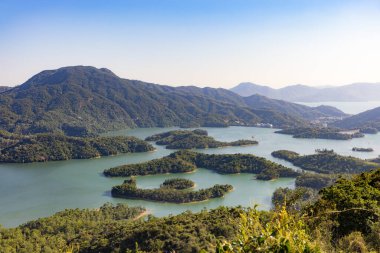 Hong Kong 'daki güzel dağ silueti ve su deposu.