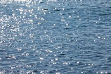 Denizde güneş ışığı parlıyor