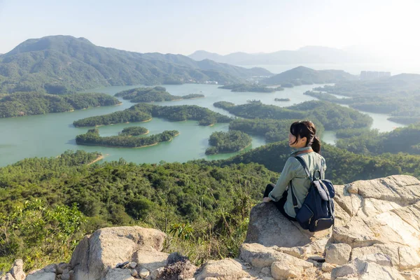 Mujer Sienta Cima Montaña Mira Vista —  Fotos de Stock