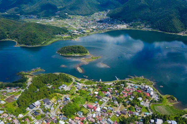 İnsansız hava aracı Japonya 'da Kawaguchi üzerinde uçuyor.