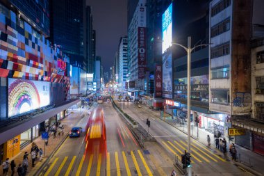 Mong Kok, Hong Kong - 22 Ekim 2021: Hong Kong gece caddesi