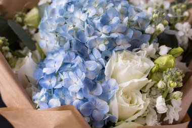 Mavi renkli güzel çiçek buketi