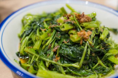 Lokantada sarımsaklı yemekler ile kızarmış sabah zaferi