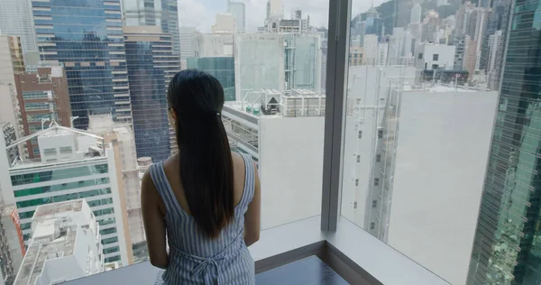 Mujer Mirando Alrededor Ciudad Hong Kong — Foto de Stock