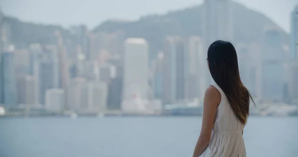 Mujer Mira Ciudad Hong Kong — Foto de Stock