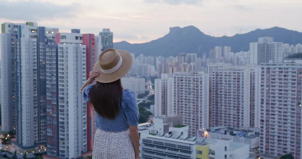 Vrouw Kijk Naar Stad Van Hong Kong — Stockfoto