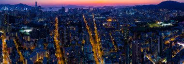 Gece Hong Kong şehir üstten görünüm