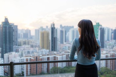 Kadın, Hong Kong şehrine bak.