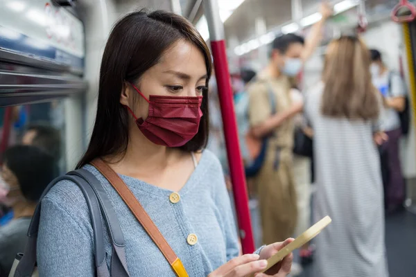 Žena Nosit Masku Obličeje Používat Chytrý Telefon Mtr Stanice — Stock fotografie