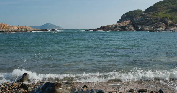 Praia Com Onda Mar Com Pedra Rocha — Fotografia de Stock