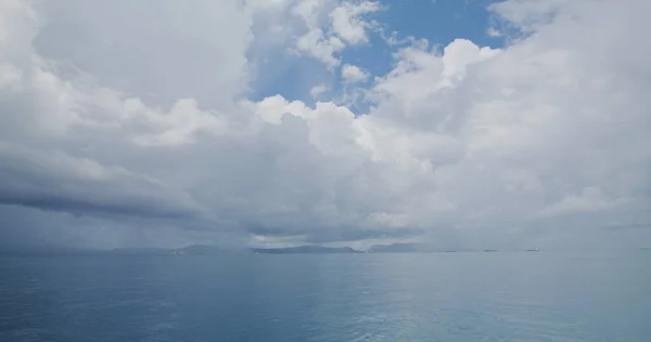 白云覆盖的大海和天空 — 图库照片