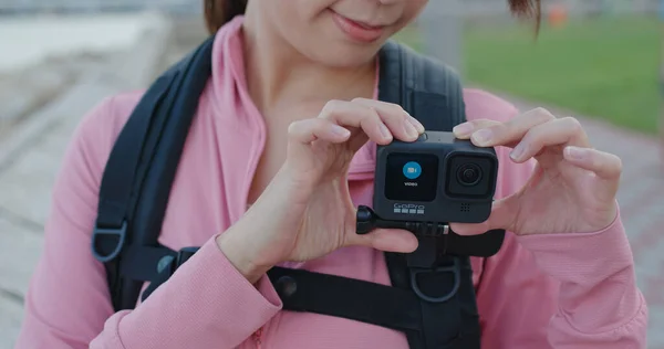 Гонконг Сентября 2020 Женщина Снимает Видео Камеру Gopro — стоковое фото