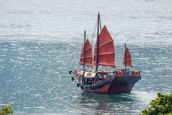 Red Sail Junk Victoria Harbor — Stock Photo, Image