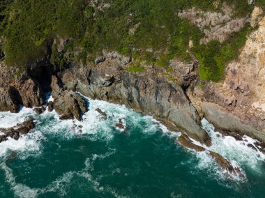 Adanın yukarıdan aşağı manzarası