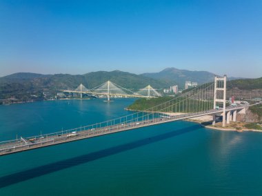 Drone, Tsing Ma ve Ting Kau köprüsünün üzerinden uçuyor.