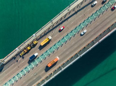 Limanın karşısındaki köprünün yukarıdan aşağı görüntüsü